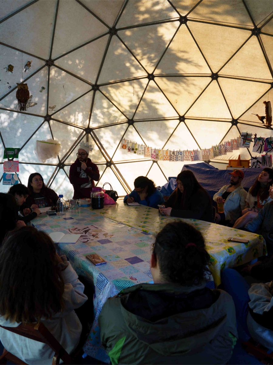 Taller dentro del domo geodésico