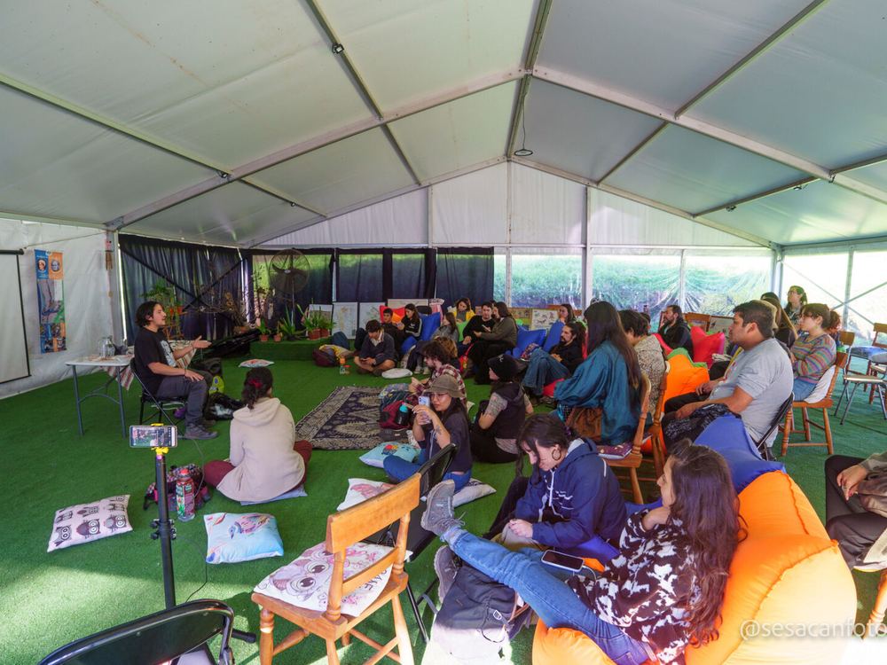 Charla bajo la carpa principal del festival